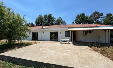 Gran casa con Galpon orilla pavimento km 1.8 Coihueco Miraflores
