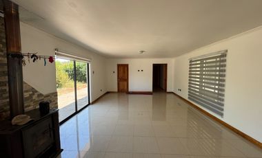 Gran casa con Galpon orilla pavimento km 1.8 Coihueco Miraflores