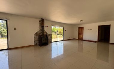 Gran casa con Galpon orilla pavimento km 1.8 Coihueco Miraflores