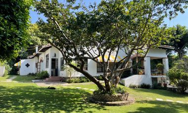 Casa con bungalow y jardín amplio en zona fresca y arbolada del norte de Cuernavaca | Estilo tradicional y espacios independientes