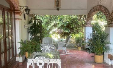 Casa con bungalow y jardín amplio en zona fresca y arbolada del norte de Cuernavaca | Estilo tradicional y espacios independientes