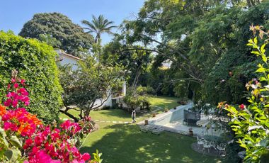 Casa con bungalow y jardín amplio en zona fresca y arbolada del norte de Cuernavaca | Estilo tradicional y espacios independientes