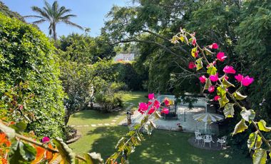 Casa con bungalow y jardín amplio en zona fresca y arbolada del norte de Cuernavaca | Estilo tradicional y espacios independientes
