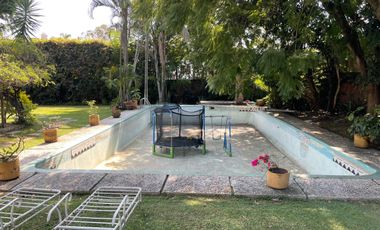 Casa con bungalow y jardín amplio en zona fresca y arbolada del norte de Cuernavaca | Estilo tradicional y espacios independientes