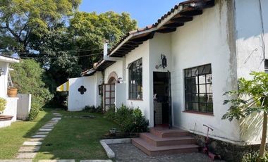 Casa con bungalow y jardín amplio en zona fresca y arbolada del norte de Cuernavaca | Estilo tradicional y espacios independientes