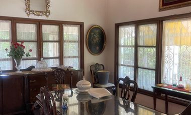 Casa con bungalow y jardín amplio en zona fresca y arbolada del norte de Cuernavaca | Estilo tradicional y espacios independientes