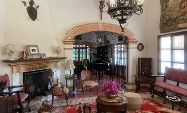 Casa con bungalow y jardín amplio en zona fresca y arbolada del norte de Cuernavaca | Estilo tradicional y espacios independientes
