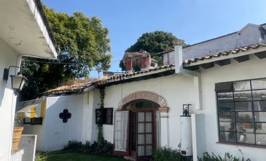 Casa con bungalow y jardín amplio en zona fresca y arbolada del norte de Cuernavaca | Estilo tradicional y espacios independientes
