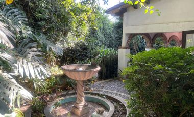 Casa con bungalow y jardín amplio en zona fresca y arbolada del norte de Cuernavaca | Estilo tradicional y espacios independientes