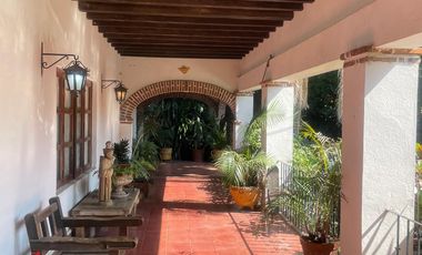 Casa con bungalow y jardín amplio en zona fresca y arbolada del norte de Cuernavaca | Estilo tradicional y espacios independientes
