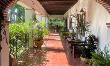Casa con bungalow y jardín amplio en zona fresca y arbolada del norte de Cuernavaca | Estilo tradicional y espacios independientes