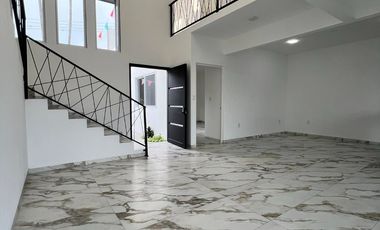 CASA CON ALBERCA PRIVADA  EN FRACCIONAMIENTO