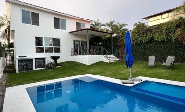 CASA CON ALBERCA PRIVADA  EN FRACCIONAMIENTO