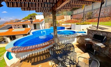 Casa ÁNGELES en renta de fin de semana con alberca anorme... jardines súper amplios; vista panorámica en lugar seguro