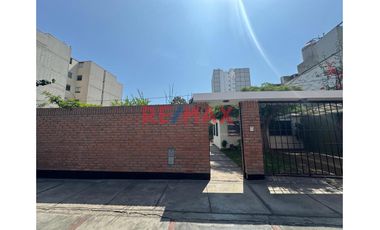 🏡 ¡Vive O Trabaja En La Mejor Zona De Surco! Casa Amplia Y Estratégica A Tu Alcance 🌟