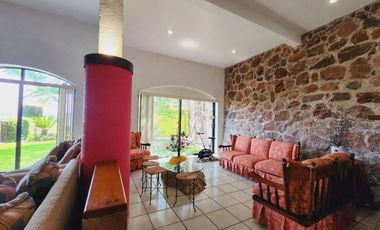 Renta de Hermosa Casa Sofía con Alberca Calefacción, Jardín Vistas Panorámicas.