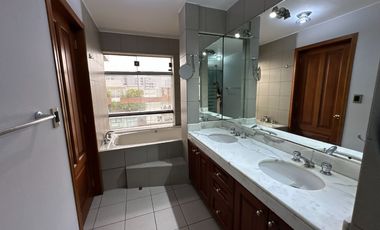 Precio de ocasión por viaje! flat de 4 dormitorios con terraza, cerca al Country Club de San Isidro.