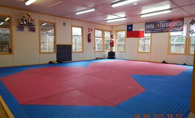 Amplia casa destino comercial a 3 cuadras de jumbo