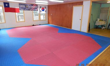 Amplia casa destino comercial a 3 cuadras de jumbo