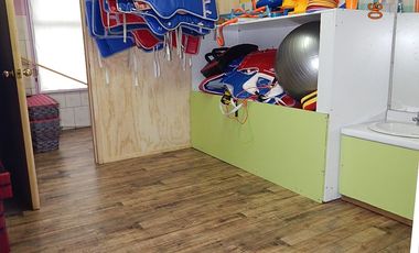 Amplia casa destino comercial a 3 cuadras de jumbo