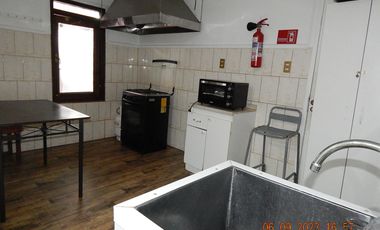 Amplia casa destino comercial a 3 cuadras de jumbo