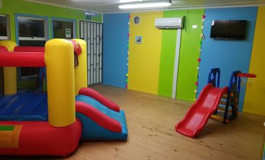 Amplia casa destino comercial a 3 cuadras de jumbo