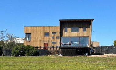 MODERNA CASA EN CONDOMINIO MIRADOR DE MANTAGUA 5 DORMITORIOS 2 BAÑOS