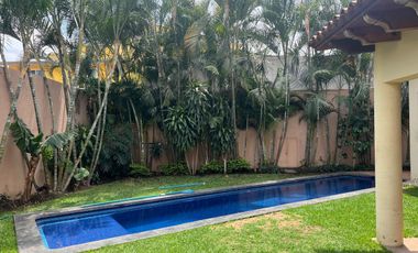 Disfruta a tu familia en esta preciosa casa en Cuernavaca! 3 recs, terraza y alberca privada. Simplemente lo mejor!