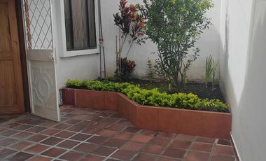ARRIENDO DEPARTAMENTO DUPLEX EN LA PRIMAVERA - CUMBAYA