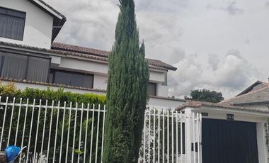ARRIENDO DEPARTAMENTO DUPLEX EN LA PRIMAVERA - CUMBAYA