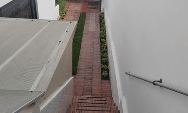 ARRIENDO DEPARTAMENTO DUPLEX EN LA PRIMAVERA - CUMBAYA