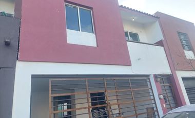 Casa en renta en Puerta de Hierro enfrente de parque de 4 habitaciones