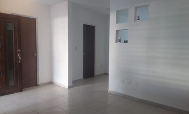 Casa en renta en Puerta de Hierro enfrente de parque de 4 habitaciones