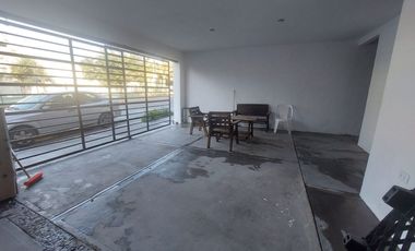 Casa en renta en Puerta de Hierro enfrente de parque de 4 habitaciones