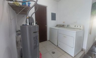 Casa en renta en Puerta de Hierro enfrente de parque de 4 habitaciones