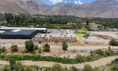 Venta de terreno  5.000 m2, orilla de rio y carretera, a 8 minutos de Vicuña. $110 millones