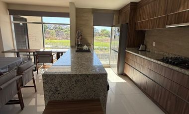 Departamento Amueblado en Renta en Zibatá, Querétaro con terraza y vista al campo de golf