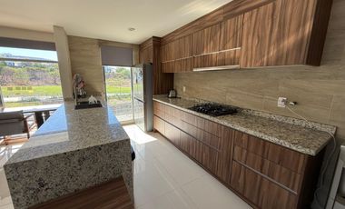 Departamento Amueblado en Renta en Zibatá, Querétaro con terraza y vista al campo de golf