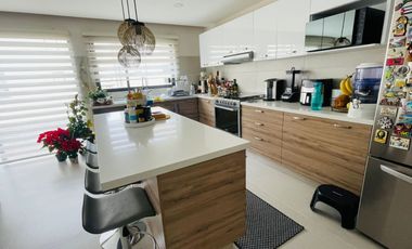 🏡 LOFT EN VENTA con diseño moderno y acceso a una casa club que redefine el lujo y la comodidad.