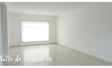 Casa con puerta de seguridad, persianas