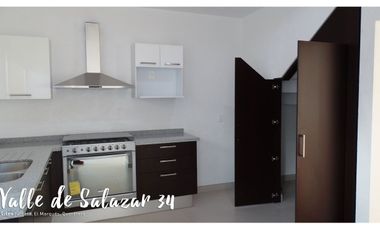 Casa con puerta de seguridad, persianas