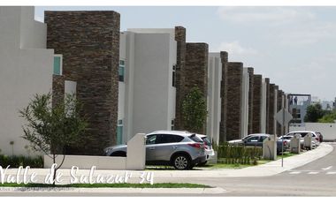 Casa con puerta de seguridad, persianas