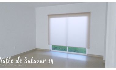 Casa con puerta de seguridad, persianas