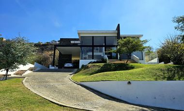 LAS CAÑADAS CASA EN VENTA SEMINUEVA CON ESPECTACULAR VISTA