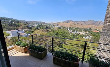 LAS CAÑADAS CASA EN VENTA SEMINUEVA CON ESPECTACULAR VISTA