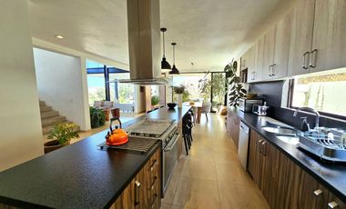 LAS CAÑADAS CASA EN VENTA SEMINUEVA CON ESPECTACULAR VISTA