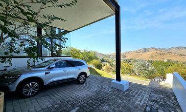 LAS CAÑADAS CASA EN VENTA SEMINUEVA CON ESPECTACULAR VISTA