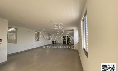 BODEGA EN RENTA EN MULZA. León,Gto; EN BLVD. AEROPUERTO, 2,200 M2, OFICINAS, BAÑOS, ESTACIONAMIENTO