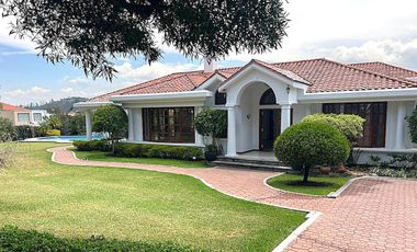 Casa 416 m2. de lujo + Piscina + Terreno 2.052 m2. (Sector Los Aromitos - Cumbayá)