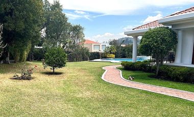 Casa 416 m2. de lujo + Piscina + Terreno 2.052 m2. (Sector Los Aromitos - Cumbayá)